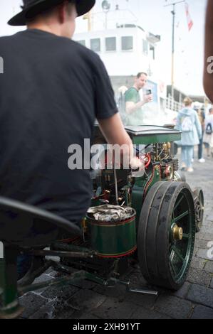 Flensburg, Schleswig-Holstein Dampfrundum 2024 Flensburg, Nordertorkai: Dampf tritt aus einem Schornstein einer Dampfmaschine aus. Es riecht nach Dampf und Öl und es ist warm rund um die Maschinen. Aufnahme vom 12.07.2024, Flensburg, Hafen West *** Flensburg, Schleswig Holstein Dampfrundum 2024 Flensburg, Nordertorkai Dampf entweicht aus einem Schornstein einer Dampfmaschine es riecht nach Dampf und Öl und es ist warm um die Maschinen Foto aufgenommen am 12 07 2024, Flensburg, Hafen West Stockfoto