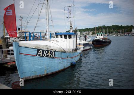 Flensburg, Schleswig-Holstein Dampfrundum 2024 Flensburg, die AS43 JAEGERSPRIS MMSI: 219004268 ist ein Fischereifahrzeug, das sich derzeit in der Nordsee befindet, zuletzt gemeldet vor 3 Jahren und 5 Monaten. Es fährt unter der Flagge Dänemarks und hat eine Gesamtlänge LOA von 13 Metern und eine Breite von 5 Metern. Aufnahme vom 12.07.2024, Flensburg, Hafen West *** Flensburg, Schleswig Holstein Dampfrundum 2024 Flensburg, die AS43 JAEGERSPRIS MMSI 219004268 ist ein Fischereifahrzeug, das sich derzeit in der Nordsee befindet und zuletzt vor 3 Jahren und 5 Monaten gemeldet wurde Stockfoto
