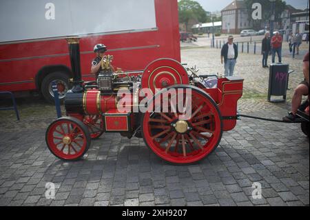 Flensburg, Schleswig-Holstein Dampfrundum 2024 Flensburg, Nordertorkai: Dampf tritt aus einem Schornstein einer Dampfmaschine aus. Es riecht nach Dampf und Öl und es ist warm rund um die Maschinen. Aufnahme vom 12.07.2024, Flensburg, Hafen West *** Flensburg, Schleswig Holstein Dampfrundum 2024 Flensburg, Nordertorkai Dampf entweicht aus einem Schornstein einer Dampfmaschine es riecht nach Dampf und Öl und es ist warm um die Maschinen Foto aufgenommen am 12 07 2024, Flensburg, Hafen West Stockfoto