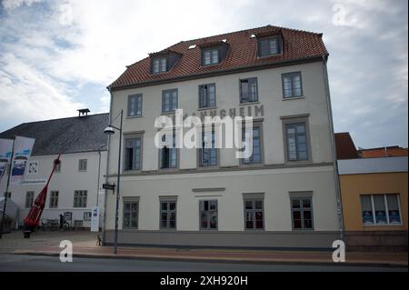 Flensburg, Schleswig-Holstein Dampfrundum 2024 Flensburg, Blick auf das Seemannsheim, ein Hostel direkt am Flensburger Hafen. Aufnahme vom 12.07.2024, Flensburg, Hafen West *** Flensburg, Schleswig Holstein Dampfrundum 2024 Flensburg, Blick auf das Seemannsheim, eine Herberge direkt am Flensburger Hafen Foto aufgenommen am 12 07 2024, Flensburg, Hafen West Stockfoto