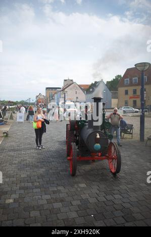 Flensburg, Schleswig-Holstein Dampfrundum 2024 Flensburg, Nordertorkai: Dampf tritt aus einem Schornstein einer Dampfmaschine aus. Es riecht nach Dampf und Öl und es ist warm rund um die Maschinen. Aufnahme vom 12.07.2024, Flensburg, Hafen West *** Flensburg, Schleswig Holstein Dampfrundum 2024 Flensburg, Nordertorkai Dampf entweicht aus einem Schornstein einer Dampfmaschine es riecht nach Dampf und Öl und es ist warm um die Maschinen Foto aufgenommen am 12 07 2024, Flensburg, Hafen West Stockfoto