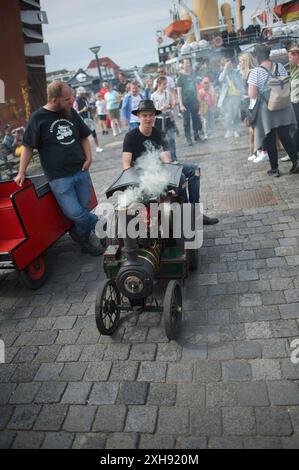 Flensburg, Schleswig-Holstein Dampfrundum 2024 Flensburg, Nordertorkai: Dampf tritt aus einem Schornstein einer Dampfmaschine aus. Es riecht nach Dampf und Öl und es ist warm rund um die Maschinen. Aufnahme vom 12.07.2024, Flensburg, Hafen West *** Flensburg, Schleswig Holstein Dampfrundum 2024 Flensburg, Nordertorkai Dampf entweicht aus einem Schornstein einer Dampfmaschine es riecht nach Dampf und Öl und es ist warm um die Maschinen Foto aufgenommen am 12 07 2024, Flensburg, Hafen West Stockfoto