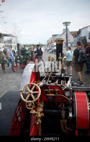 Flensburg, Schleswig-Holstein Dampfrundum 2024 Flensburg, Nordertorkai: Dampf tritt aus einem Schornstein einer Dampfmaschine aus. Es riecht nach Dampf und Öl und es ist warm rund um die Maschinen. Aufnahme vom 12.07.2024, Flensburg, Hafen West *** Flensburg, Schleswig Holstein Dampfrundum 2024 Flensburg, Nordertorkai Dampf entweicht aus einem Schornstein einer Dampfmaschine es riecht nach Dampf und Öl und es ist warm um die Maschinen Foto aufgenommen am 12 07 2024, Flensburg, Hafen West Stockfoto