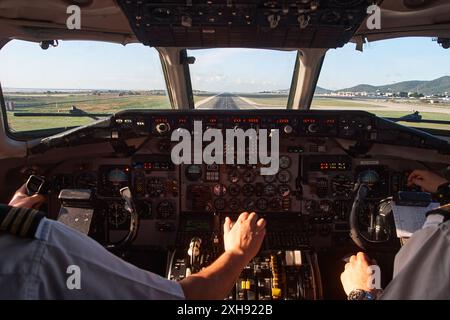 Blick auf den Start vom Cockpit eines kommerziellen Flugzeugs am Flughafen Barajas Stockfoto