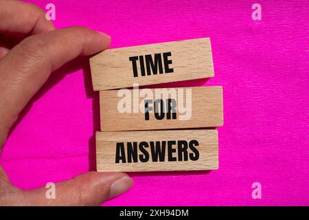 Zeit für Antworten Wörter auf Holzblöcken mit rosa Hintergrund. Symbol für die konzeptionelle Zeit für Antworten. Kopierbereich. Stockfoto