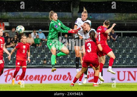 Kopfball von Celina Degen (4, Oesterreich) zum 1:0 gegen Kinga Szemik (1, TW, Polen) AUT, Oesterreich vs Polen, Frauen, Fussball, EM-Quali 2025, Spiel 5, 12.07.2024, Foto: Eibner-Pressefoto/Florian Wolf Stockfoto