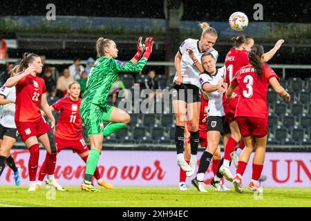 Kopfball von Celina Degen (4, Oesterreich) zum 1:0 gegen Kinga Szemik (1, TW, Polen) AUT, Oesterreich vs Polen, Frauen, Fussball, EM-Quali 2025, Spiel 5, 12.07.2024, Foto: Eibner-Pressefoto/Florian Wolf Stockfoto