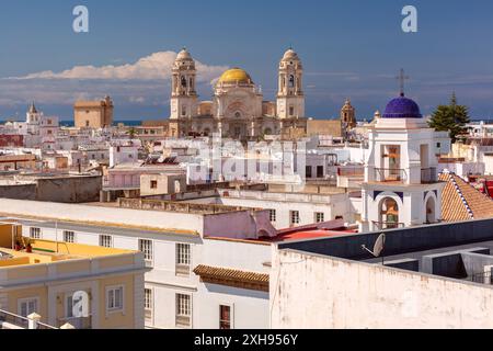 Kuppeln und Türme der Kathedrale vom Heiligen Kreuz zwischen alten Gebäuden der Stadt, Cadiz, Spanien, Andalusien Stockfoto