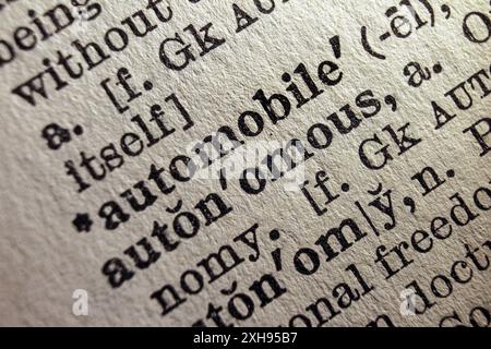 Wörter Auto und autonom auf Wörterbuchseite, Makronaht Stockfoto