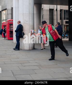 Charasmatic Big Issue Verkäufer in London, Großbritannien Stockfoto