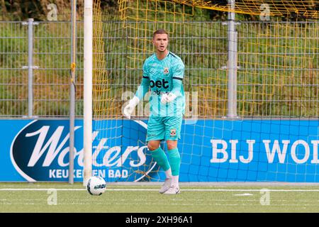 Diepenveen, Niederlande. Juli 2024. DIEPENVEEN, Sportpark de Zunnebargh, 12.07.2024, Saison 2024/2025, Freundschaftsspiel. Während des Spiels Go Ahead Eagles - Royal Union SG (Freundschaftsspiel), GA Eagles Torhüter Jeffrey de lange Credit: Pro Shots/Alamy Live News Stockfoto