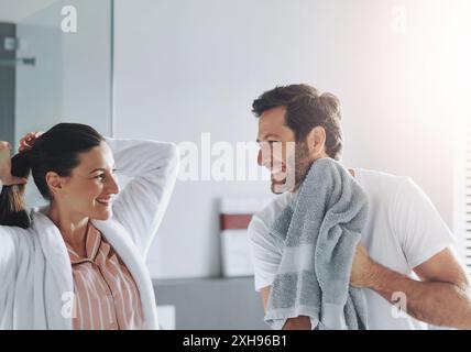 Paare, Beauty und Happy im Bad für die morgendliche Routine mit Hautpflege, Pflege und Haarpflege zu Hause. Menschen, lachen oder sich mit Hygiene vorbereiten Stockfoto