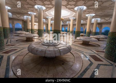 Das Badehaus der Hassan II. Moschee hat 41 Lotusbrunnen. Exquisite Marmor- und Mosaikdetails sorgen für ein ruhiges Ambiente. Casablanca, Marokko. Stockfoto