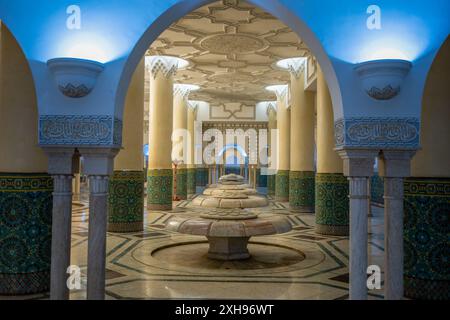 Das Badehaus der Hassan II. Moschee hat 41 Lotusbrunnen. Exquisite Marmor- und Mosaikdetails sorgen für ein ruhiges Ambiente. Casablanca, Marokko. Stockfoto