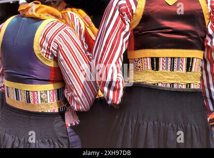 Zwei Frauen in traditioneller Tracht in Marken, Holland. Am Königstag tragen die Menschen in Marken traditionelle Trachten. Am Königstag die Leute von Hollan Stockfoto