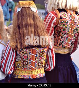 Zwei Mädchen in traditioneller Tracht in Marken, Holland. Am Königstag tragen die Menschen in Marken traditionelle Trachten. Am Königstag die Leute von Hollan Stockfoto