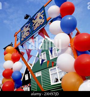 Wappen der Niederlande an einem Tor mit Ballonen am Königstag in Marken, Holland. Stockfoto