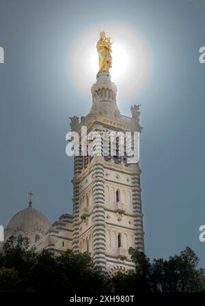 Vergoldete Bronzestatue der Jungfrau und des Kindes - Basilika Notre Dame de la Garde (1899) - Romano-byzantinischer Stil - Marseille, Frankreich Stockfoto