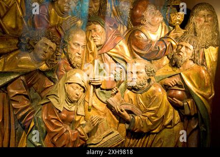 'Dormition of the Virgin' - eine hölzerne Basreliefs-Skulptur im Benediktinerpalast - Keller des Benediktinerlikörs - Fecamp, Normandie, Frankreich Stockfoto