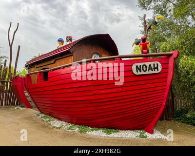Playmobil FunPark, Zirndorf, Nürnberg, Bayern, Deutschland, rote Holzstruktur, Arche Noah, Spielgerät, Playmobil-Figuren, Tierfiguren, Beschriftung NOAH , Freizeitpark, Kinder, Outdoor-Aktivitäten, Familienausflug, Attraktionen, Spielplatz, biblisches Thema, Abenteuer, Spaß, Natur, Freizeit. *** Playmobil FunPark, Zirndorf, Nürnberg, Bayern, Deutschland, rotes Holzgestell, Noahs Arche, Spielgeräte, Playmobil Figuren, Tierfiguren, Lettering NOAH, Vergnügungspark, Kinder, Outdoor-Aktivitäten, Familienausflug, Attraktionen, Spielplatz, biblisches Thema, Abenteuer, Spaß, Natur, Freizeit Copyr Stockfoto