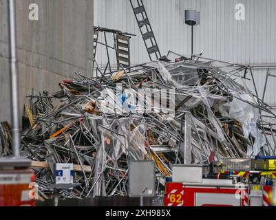 Lausanne, Waadt, Schweiz. Juli 2024. Feuerwehrleute sichern Baustellen während des Einsturzes von Turmgerüsten ab. Der Einsturz des Gerüsts des im Bau befindlichen neuen Turms mit einer Höhe von 14 Etagen, der normalerweise für Anfang 2025 geplant ist und in Malley gegenüber stattfand, sowie ein beeindruckendes Notfallsystem vor Ort waren vorhanden. Sie kamen aus dem Kanton Waadt, Genf und auch aus der Schweizer Armee. (Kreditbild: © Eric Dubost/ZUMA Press Wire) NUR REDAKTIONELLE VERWENDUNG! Nicht für kommerzielle ZWECKE! Stockfoto