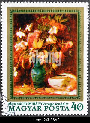 Von Ungarn gedruckte gestempelte Briefmarke, die das Gemälde „Blumen“ von Mihály Munkácsy zeigt, um 1977. Stockfoto