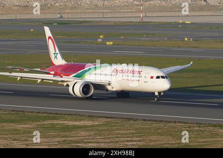 ISTANBUL, TURKIYE - 05. NOVEMBER 2022: Royal Air Maroc Boeing 787-9 (65558) Landung zum Istanbul International Airport Stockfoto