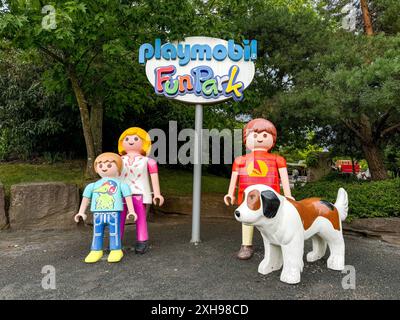 Playmobil FunPark, Zirndorf, Nürnberg, Bayern, Deutschland, Playmobil-Figuren, Familie, Hund, Eingangsschild, bunte Kleidung, Freizeitpark, Kinder, Outdoor-Aktivitäten, Familienausflug, Attraktionen, Spielplatz, Abenteuer, Spaß, Natur, Freizeit, Figurengruppe, Fotomotiv, Begrüßung, Spielwelt. *** Playmobil FunPark, Zirndorf, Nürnberg, Bayern, Deutschland, Playmobil Figuren, Familie, Hund, Eingangsschild, bunte Kleidung, Vergnügungspark, Kinder, Outdoor-Aktivitäten, Familienausflug, Attraktionen, Spielplatz, Abenteuer, Spaß, Natur, Freizeit, Figurengruppe, Fotomotiv, Gruß, Spielwelt Copyrigh Stockfoto