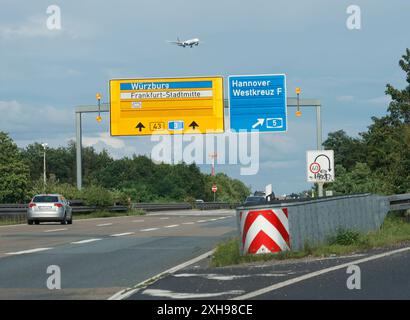 12.07.2024 Beginn der Sommerferien Schulferien am kommenden Reise Wochenende in neun Bundesländer führt zu Stau Behinderung Wartezeit hier Flughafen Frankfurt Rhein Main Ferienbeginn Schulferienbeginn Frankfurt Main Hessen Deutschland *** 12 07 2024 Beginn der Sommerferien Schulferien am das kommende Reisewochenende in neun bundesländern führt hier zum Staustopp am Flughafen Frankfurt Rhein-Main Beginn der Schulferien Frankfurt Main Hessen Deutschland Stockfoto