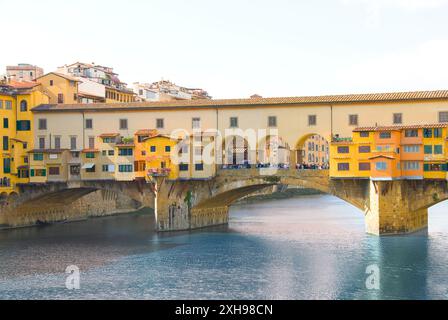 Ponte Vecchio (erbaut 1350 - bekannt für seine Juweliergeschäfte) - der Fluss Arno, Florenz, Italien Stockfoto