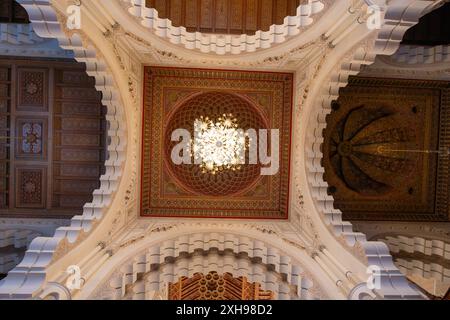 Hassan II Moschee, Marokko - 26. März 2024: Exquisite Decke und Kronleuchter in der Moschee. Sie zeigt marokkanische künstlerische Tradition und fortgeschrittene A Stockfoto