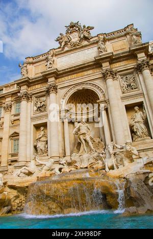 TREVI-BRUNNEN - BAROCK-STIL 1762 - NEPTUN IST DIE ZENTRALE FIGUR - SCHAUPLATZ DES FILMS „DREI MÜNZEN IM BRUNNEN“ AUS DEM JAHR 1954 - ROM, ITALIEN Stockfoto