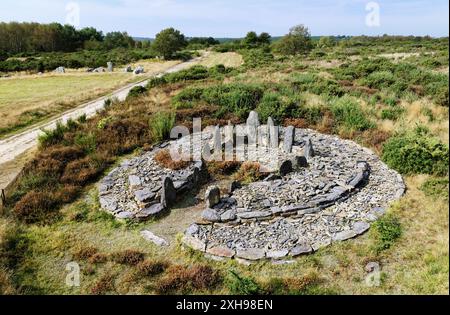 Landes de Cojoux, Saint-Just, Bretagne, Frankreich. Der ausgegrabene prähistorische Grabhügel Durchgang Grab Dolmen von Croix Saint Pierre west Stockfoto