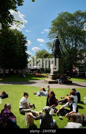 Edinburgh Schottland, Vereinigtes Königreich 12. Juli 2024. WETTER UK Princes Street Gardens und The Mound. Credit sst/alamy Live News Stockfoto