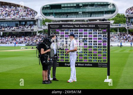 LONDON, VEREINIGTES KÖNIGREICH. 12. Juli, 24. James Anderson aus England (rechts) wird von den Medien bei der Präsentation im letzten Spiel während des 1. Rothesay Test Matches England Men vs West Indies am Freitag, den 12. Juli 2024, in LONDON, interviewt. Quelle: Taka Wu/Alamy Live News Stockfoto