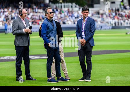 LONDON, VEREINIGTES KÖNIGREICH. 12. Juli, 24. Der ehemalige englische Cricketspieler Sir Alastair Cook CBE (rechts) und der ehemalige englische Cricketspieler Michael Vaughan OBE (Mitte) sind am Freitag, den 12. Juli 2024 in LONDON zu sehen. Quelle: Taka Wu/Alamy Live News Stockfoto