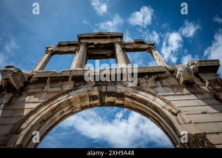 Arch of Hadrian, im Griechischen bekannt als Hadriantor, ist ein monumentales Tor, das einem römischen Triumphbogen ähnelt, der 131 n. Chr. in Athen, Gr Stockfoto