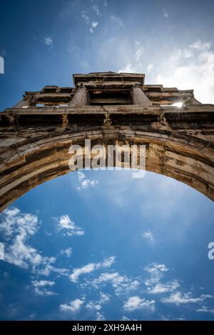 Arch of Hadrian, im Griechischen bekannt als Hadriantor, ist ein monumentales Tor, das einem römischen Triumphbogen ähnelt, der 131 n. Chr. in Athen, Gr Stockfoto