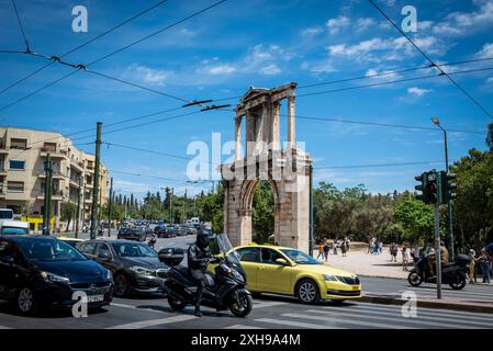 Arch of Hadrian, im Griechischen bekannt als Hadriantor, ist ein monumentales Tor, das einem römischen Triumphbogen ähnelt, der 131 n. Chr. in Athen, Gr Stockfoto