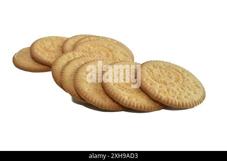 Trockene runde Kekse liegen in einem Haufen auf weißem Hintergrund. Stockfoto