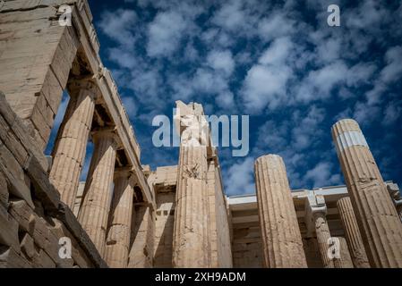 Propylaia, der klassische griechische dorische Gebäudekomplex, der als monumentales zeremonielles Tor zur Akropolis diente, wurde zwischen 437 und 432 erbaut Stockfoto