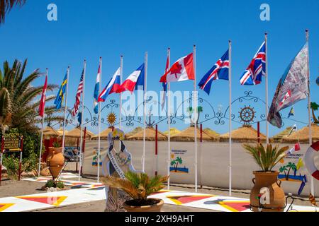 TORREMOLINOS, SPANIEN, Andalusien 21. Mai 2019. Flaggen am Eingang zum Playa Hawai Strand in Torremolinos, Provinz Malaga. Stockfoto