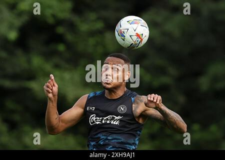 Napolys brasilianischer Verteidiger Natan kontrolliert den Ball während des SSC Napoli-Trainingslagers 2024-25 im val di Sole im Trentino, Dimaro Folgarida Stockfoto