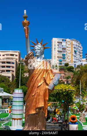 TORREMOLINOS, SPANIEN - 21. Mai 2019. Die Nachbildung der Freiheitsstatue und des Schiefen Turms von Pisa in einem Hotel-Freizeitzentrum an der Costa del Sol. Stockfoto