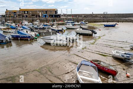 Weitwinkelaufnahme von Booten, die bei Ebbe im Hafen verankert sind Stockfoto