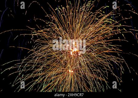 Buntes Feuerwerk zur Feier der Guy Fawkes-Nacht in London Stockfoto