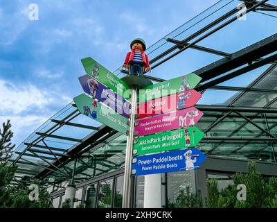 Playmobil FunPark, Zirndorf, Nürnberg, Bayern, Deutschland, Wegweiser, Playmobil-Figuren, Baumhaus, Piratenschiff, Lechuza-Store, Bauernhof, Polizei, Zauberhaftes Feenland, AktivPark Minigolf, Power-Paddelboote, Freizeitpark, Kinder, Outdoor-Aktivitäten, Familienausflug, Attraktionen, Spielplatz, Abenteuer, Spaß, Orientierung, Wegbeschreibung. *** Playmobil FunPark, Zirndorf, Nürnberg, Bayern, Deutschland, Wegweiser, Playmobil Figuren, Baumhaus, Piratenschiff, Lechuza Store, Bauernhof, Polizei, magisches Fairyland, AktivPark Minigolf, Powerpaddelboote, Freizeitpark, Kinder, Outdoor-Aktivitäten, Familie Stockfoto