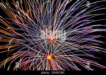 Buntes Feuerwerk zur Feier der Guy Fawkes-Nacht in London Stockfoto