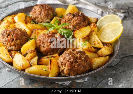 Bifteki One Pan griechische Burger und Kartoffeln aus der Nähe auf dem Teller auf dem Tisch. Horizontal Stockfoto