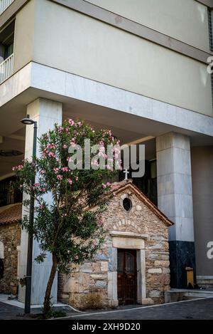 Agia Dynami Kirche, eine winzige byzantinische Kirche, die sich unter einem modernen Gebäude in der Mitropoleos Straße in Syntagma, Athen, Griechenland, befindet Stockfoto